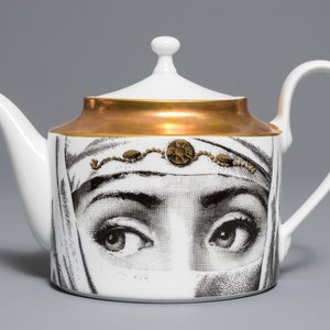 Une théière 'Temi i variazone' d'après Piero Fornasetti, Rosenthal, Allemagne, 1999 — photo 2