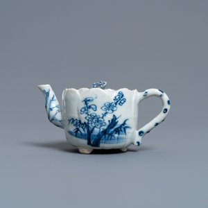 Une théière tripode couverte en porcelaine de Chine en bleu et blanc en forme de lotus, Kangxi — photo 2