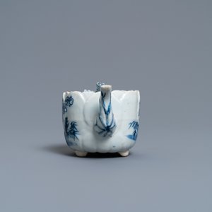 Une théière tripode couverte en porcelaine de Chine en bleu et blanc en forme de lotus, Kangxi — photo 5