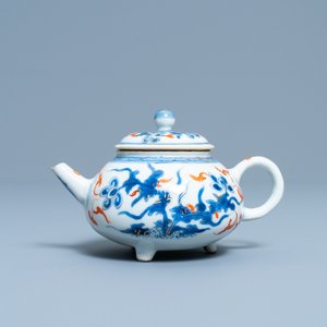 Une théière tripode en porcelaine de Chine en bleu, blanc, rouge de fer et doré, Kangxi — photo 2