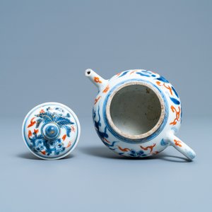 Une théière tripode en porcelaine de Chine en bleu, blanc, rouge de fer et doré, Kangxi — photo 6
