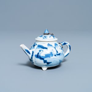 Une théière tripode en porcelaine de Chine en bleu et blanc à décor de figures dans un paysage, Kangxi — photo 1
