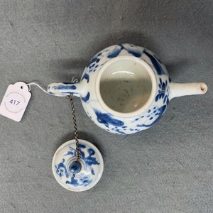 Une théière tripode en porcelaine de Chine en bleu et blanc à décor de figures dans un paysage, Kangxi — photo 15