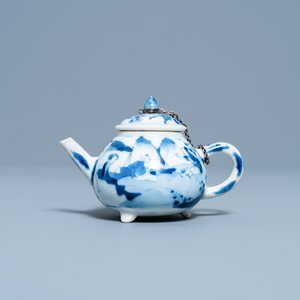 Une théière tripode en porcelaine de Chine en bleu et blanc à décor de figures dans un paysage, Kangxi — photo 2