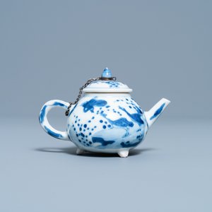 Une théière tripode en porcelaine de Chine en bleu et blanc à décor de figures dans un paysage, Kangxi — photo 4