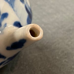 Une théière tripode en porcelaine de Chine en bleu et blanc à décor de figures dans un paysage, Kangxi — photo 9
