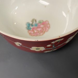 Une théière, trois tasses et deux soucoupes en porcelaine de Chine à fond rouge de rubis, Yongzheng — photo 22