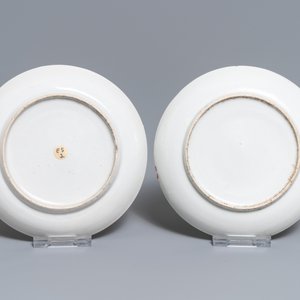 Une théière, trois tasses et deux soucoupes en porcelaine de Chine à fond rouge de rubis, Yongzheng — photo 4