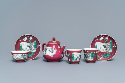Une théière, trois tasses et deux soucoupes en porcelaine de Chine à fond rouge rubis, Yongzheng