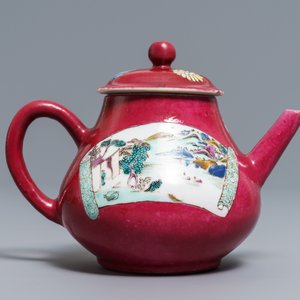 Une théière, trois tasses et deux soucoupes en porcelaine de Chine à fond rouge rubis, Yongzheng — photo 12