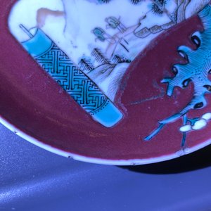 Une théière, trois tasses et deux soucoupes en porcelaine de Chine à fond rouge rubis, Yongzheng — photo 19