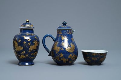 Une théière, un cremier et un bol en porcelaine de Chine bleu poudré à décor doré, Yongzheng