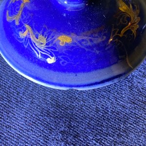 Une théière, un cremier et un bol en porcelaine de Chine bleu poudré à décor doré, Yongzheng — photo 11
