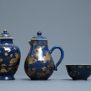 Une théière, un cremier et un bol en porcelaine de Chine bleu poudré à décor doré, Yongzheng — photo 4