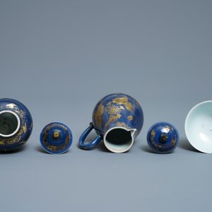 Une théière, un cremier et un bol en porcelaine de Chine bleu poudré à décor doré, Yongzheng — photo 6