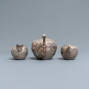 Une théière, un cremier et un sucrier en argent, marque de Luen Wo - Shanghai, Chine, fin du 19ème — photo 3