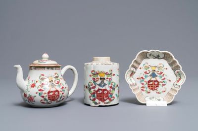 Une théière, une boîte à thé et un pattipan en porcelain de Chine à décor armorié, Qianlong