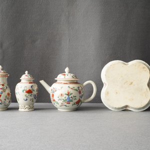 Une théière, une boîte à thé, un crémier et leur plateau en porcelaine de Chine famille rose, Qianlong — photo 11