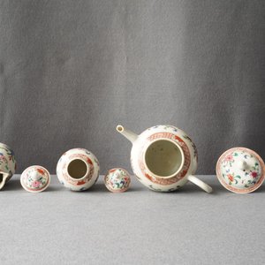 Une théière, une boîte à thé, un crémier et leur plateau en porcelaine de Chine famille rose, Qianlong — photo 12