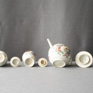 Une théière, une boîte à thé, un crémier et leur plateau en porcelaine de Chine famille rose, Qianlong — photo 13