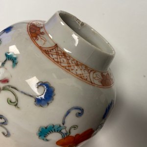 Une théière, une boîte à thé, un crémier et leur plateau en porcelaine de Chine famille rose, Qianlong — photo 22