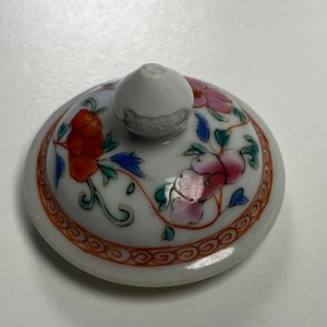 Une théière, une boîte à thé, un crémier et leur plateau en porcelaine de Chine famille rose, Qianlong — photo 25