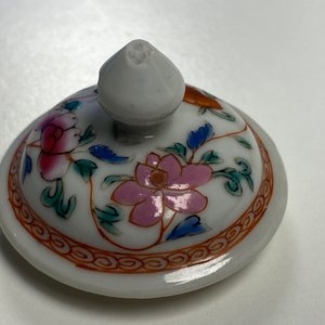 Une théière, une boîte à thé, un crémier et leur plateau en porcelaine de Chine famille rose, Qianlong — photo 26