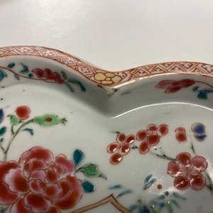 Une théière, une boîte à thé, un crémier et leur plateau en porcelaine de Chine famille rose, Qianlong — photo 30
