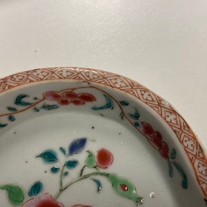 Une théière, une boîte à thé, un crémier et leur plateau en porcelaine de Chine famille rose, Qianlong — photo 35