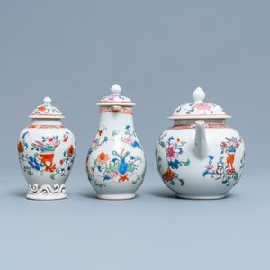 Une théière, une boîte à thé, un crémier et leur plateau en porcelaine de Chine famille rose, Qianlong — photo 5