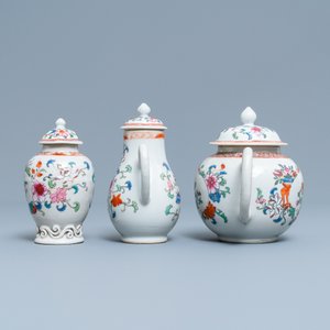 Une théière, une boîte à thé, un crémier et leur plateau en porcelaine de Chine famille rose, Qianlong — photo 7