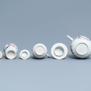 Une théière, une boîte à thé, un crémier et leur plateau en porcelaine de Chine famille rose, Qianlong — photo 9