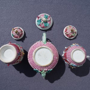 Une théière, verseuse et boîte à thé sur supports en porcelaine de Chine famille rose, Yongzheng — photo 13