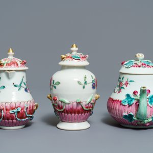 Une théière, verseuse et boîte à thé sur supports en porcelaine de Chine famille rose, Yongzheng — photo 8