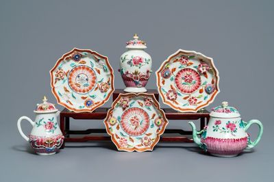 Une théière, verseuse et boîte à thé sur supports en porcelaine de Chine famille rose, Yongzheng