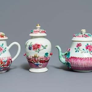 Une théière, verseuse et boîte à thé sur supports en porcelaine de Chine famille rose, Yongzheng — photo 5