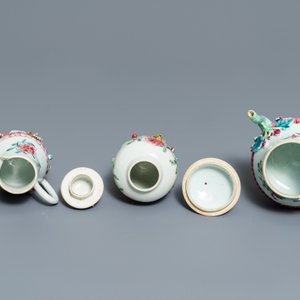 Une théière, verseuse et boîte à thé sur supports en porcelaine de Chine famille rose, Yongzheng — photo 10