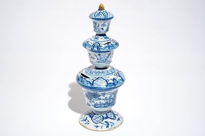 Une tirelire en faïence de Delft bleu et blanc à prise polychrome, 1ère moitié du 18ème