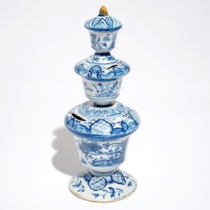 Une tirelire en faïence de Delft bleu et blanc à prise polychrome, 1ère moitié du 18ème — photo 1