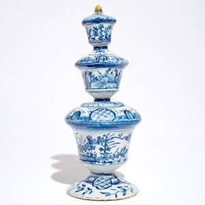 Une tirelire en faïence de Delft bleu et blanc à prise polychrome, 1ère moitié du 18ème — photo 4
