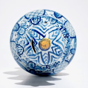 Une tirelire en faïence de Delft bleu et blanc à prise polychrome, 1ère moitié du 18ème — photo 6