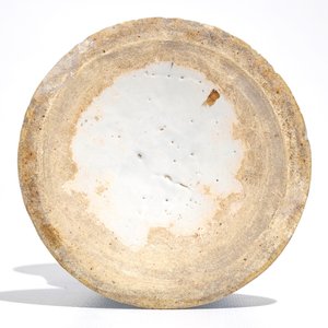 Une tirelire en faïence de Delft bleu et blanc à prise polychrome, 1ère moitié du 18ème — photo 7