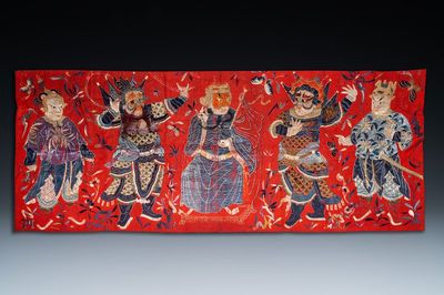 Une toile en feutre rouge à broderie en soie de figures, Chine, 19ème
