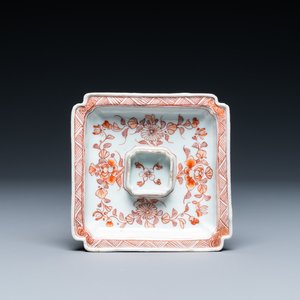 Une trembleuse en porcelaine de Chine à décor floral en rouge de fer, marque de Jiajing, Kangxi — photo 1
