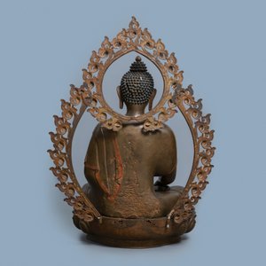 Une très grande figure de Bouddha en bronze, Népal, 18ème — photo 3