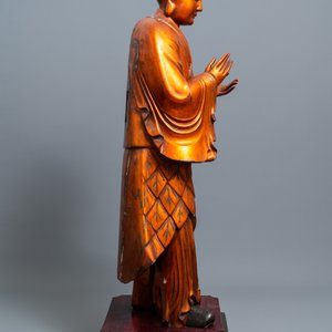 Une très grande figure d'un homme debout en bois sculpté et doré, Chine, 18/19ème — photo 3