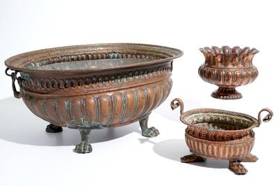 Une très grande jardinière et deux plus petites en cuivre, 17/18ème