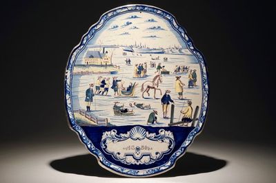Une très grande plaque en faïence polychrome de Delft, Makkum, 19ème