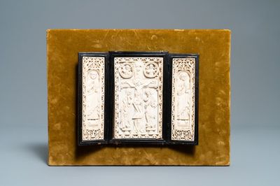 Une triptyque en ivoire sculpté à décor de 'La Crucifixion', prob. Dieppe, France, 19ème