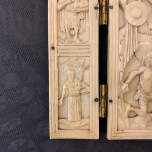 Une triptyque en ivoire sculpté indo-portugaise ou hispano-philippine, 19ème ou avant — photo 14